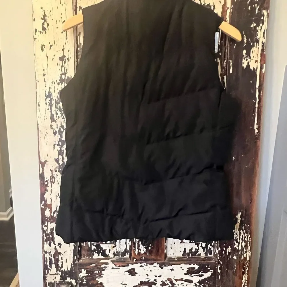 Banana Republicublic black puffer vest. Women’s size smallll. Alternative down.